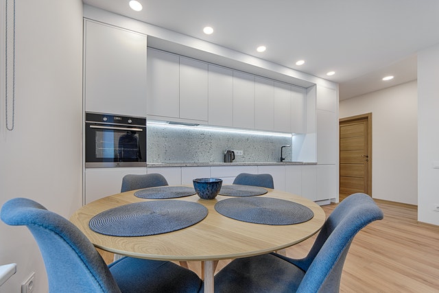 Gyventojai gręžiasi į nekilnojamąjį turtą ir savarankišką kaupimą, grynųjų pinigų populiarumas mažėja